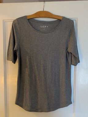 NWT LOFT Heather Gray Short Sleeve Scoop Neck Tee, Sz S